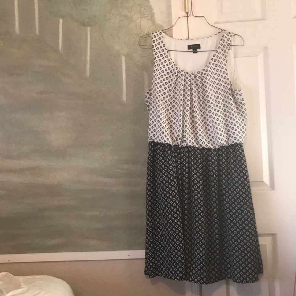Black and white patterned dress